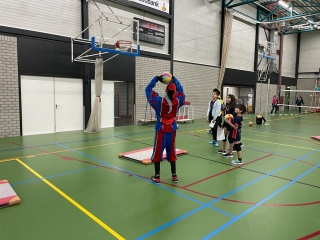 zingend de bal in de basket